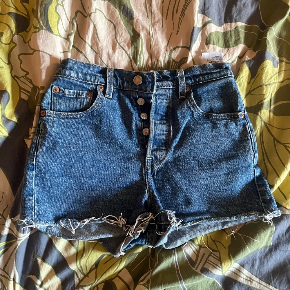 Levi’s Ribcage Shorts - Picture 1 of 2